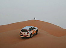 载誉而归，中国足协秘书长袁永清一行为归来的球员戴上花环