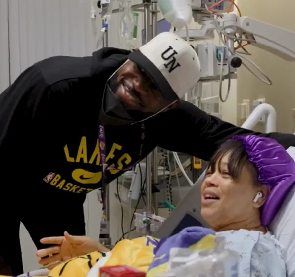 开云体育官方-有爱!詹姆斯现身加州当地医院,亲切看望病人并赠予礼物