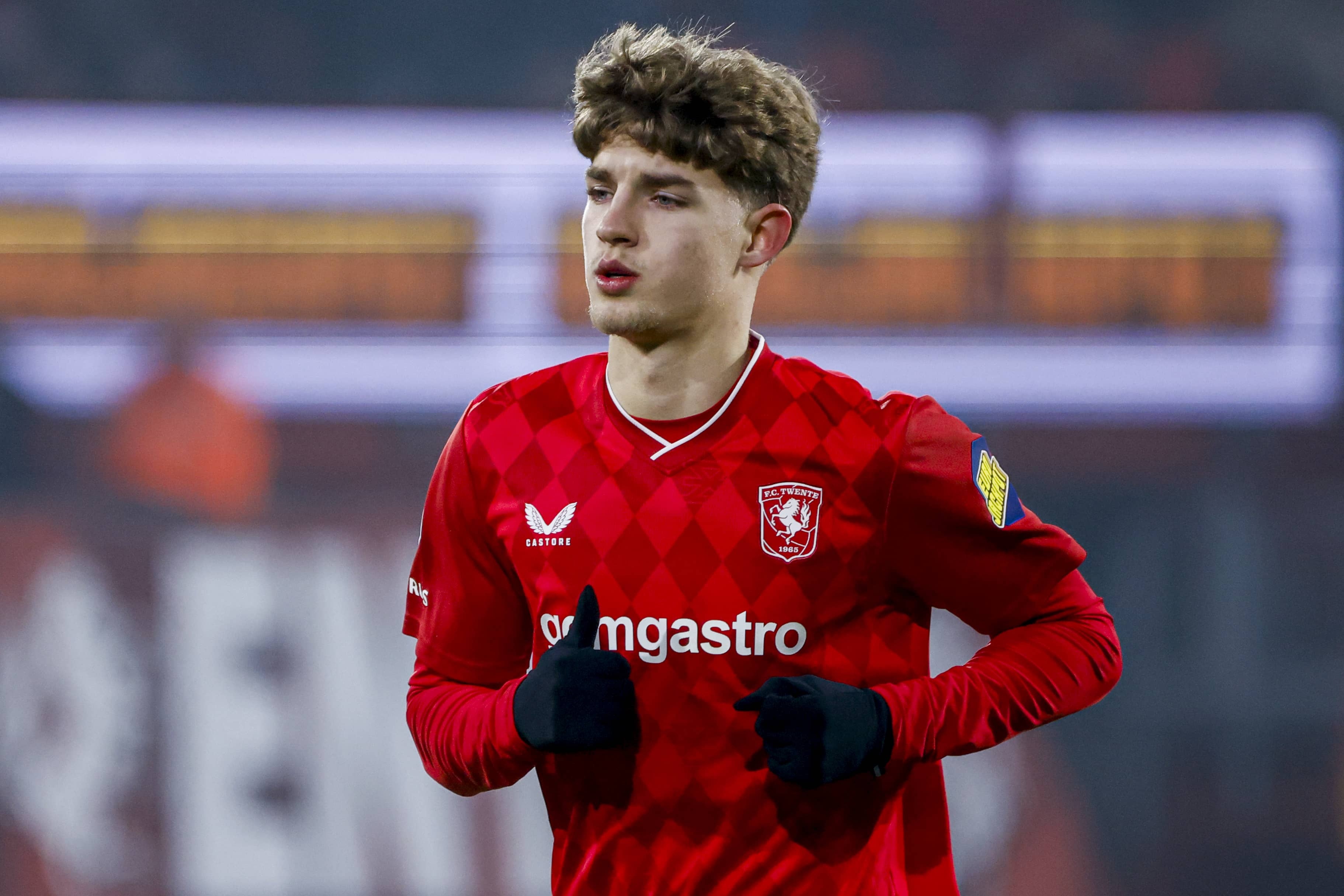 开云体育官方网站-每体:巴萨有意特温特18岁后卫尼斯塔德,正说服他不要续约